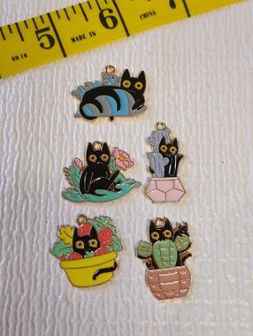 ❤️3/$10❤️ P52 Black Cat Plant Enamel Charms - Mixed Colors
